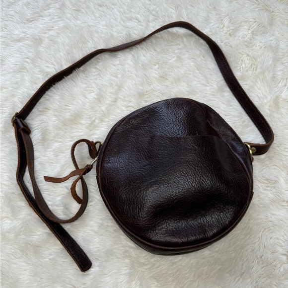 Portland Leather Almost Perfect Circle Crossbody Bag Coldbrew Brown Pebbled - Picture 1 of 11